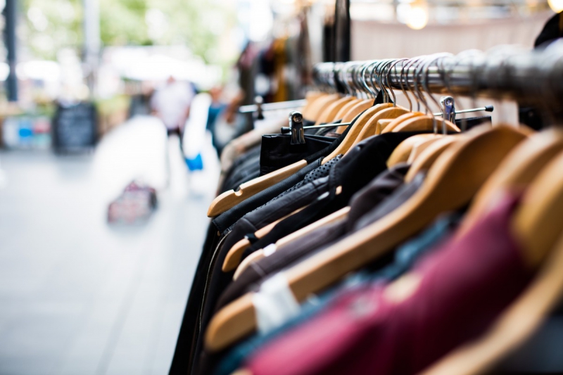 magasin-GRIMAUD-min_blur_close_up_focus_hanger_jacket_market_people_rack-1176303
