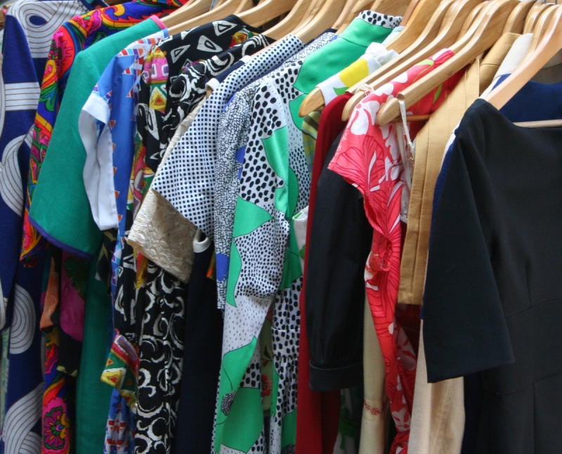 magasin-GRIMAUD-min_dresses_apparel_clothing_clothes_clothes_hangers_wooden_hangers_retail_shop_closet-1149845