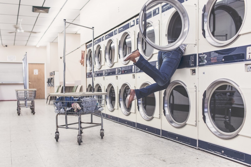 magasin-GRIMAUD-min_laundry_washing_machines_housewife_household_laundry_shop_woman_funny_accident-946996